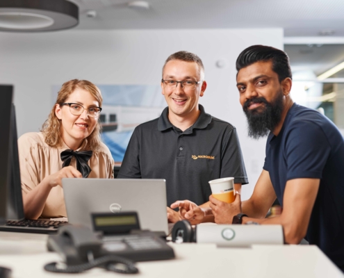 Ein internationales Team lächelt in die Kamera bei 3D-Micromac in Chemnitz.