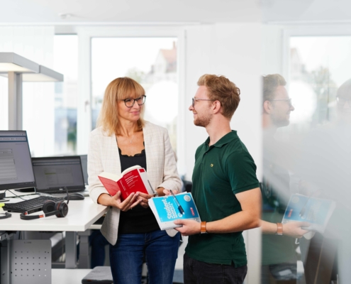 Ein dualer Student unterhält sich mit der Personalleiterin. Bald startet er seine Karriere bei 3D-Micromac.