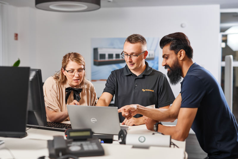 Teamarbeit und Vielfalt bei 3D-Micromac Chemnitz Ein internationales Team von Mitarbeitern bespricht sich im Meeting in hellen, modernen Büroräumen.