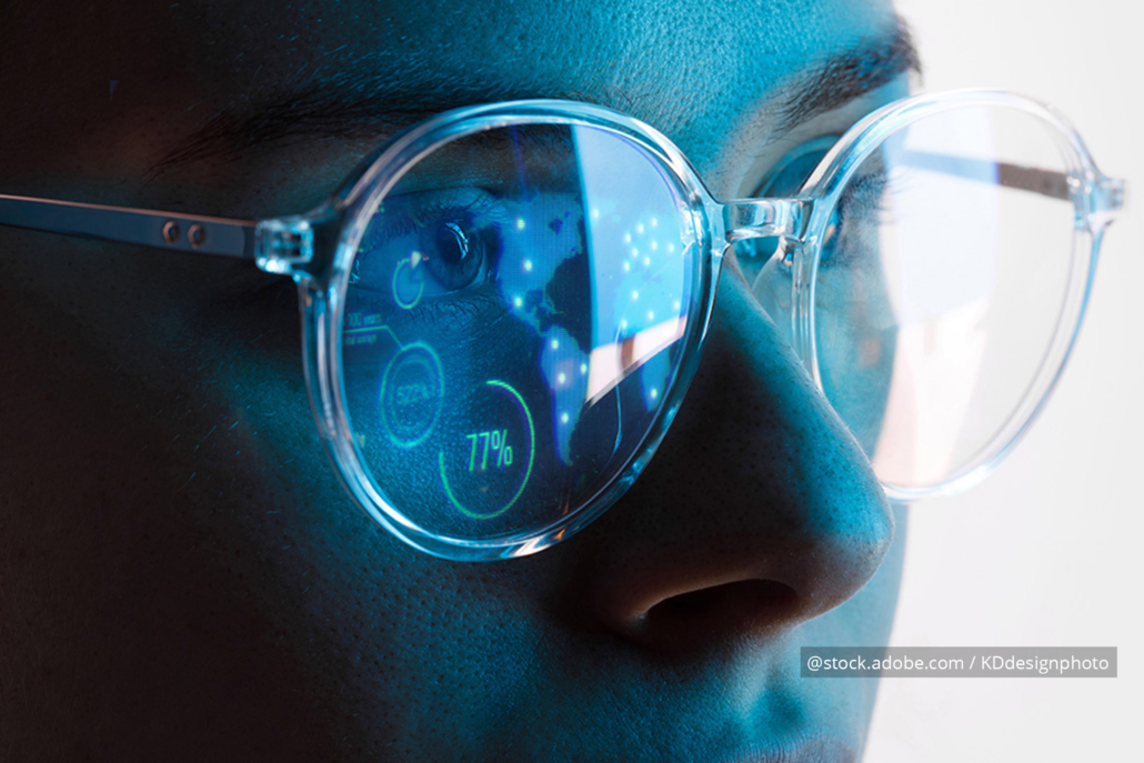 Ein Bild einer jungen Frau, die eine futuristische Brille trägt.