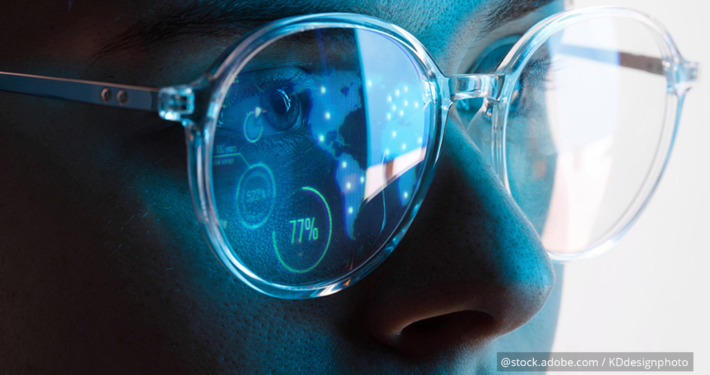 Ein Bild einer jungen Frau, die eine futuristische Brille trägt.