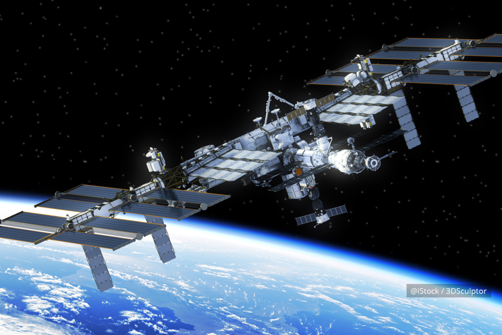 Ein Bild eines Satelliten im All, der von Solarmodulen angetrieben wird.