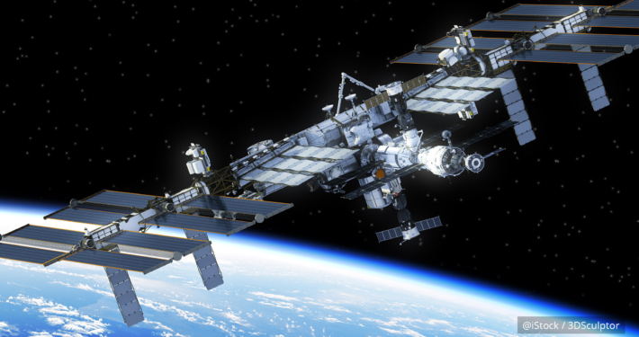 Ein Bild eines Satelliten im All, der von Solarmodulen angetrieben wird.